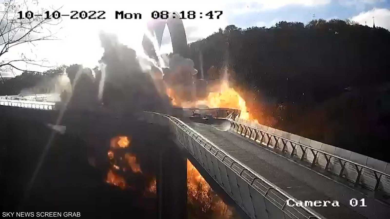 لحظة قصف جسر شهير في كييف