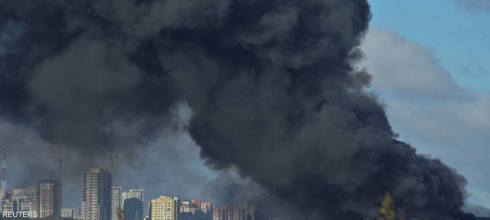 عمود ضخم من الدخان يتصاعد وسط العاصمة كيي إثر القصف