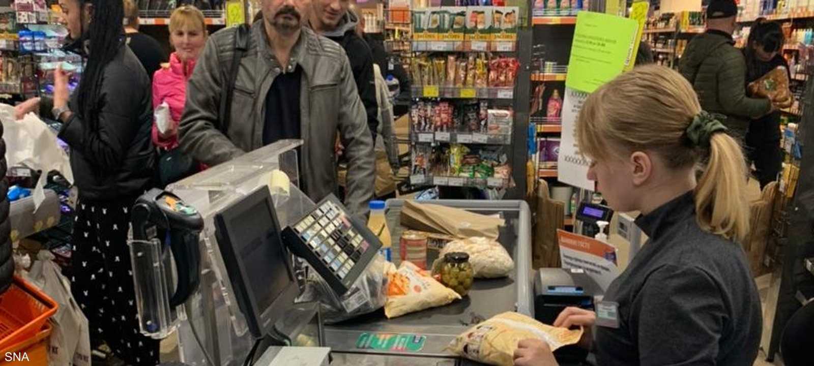 تكدس سكان كييف في المحال لشراء المؤن الكافية خلال القصف