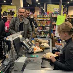 تكدس سكان كييف في المحال لشراء المؤن الكافية خلال القصف