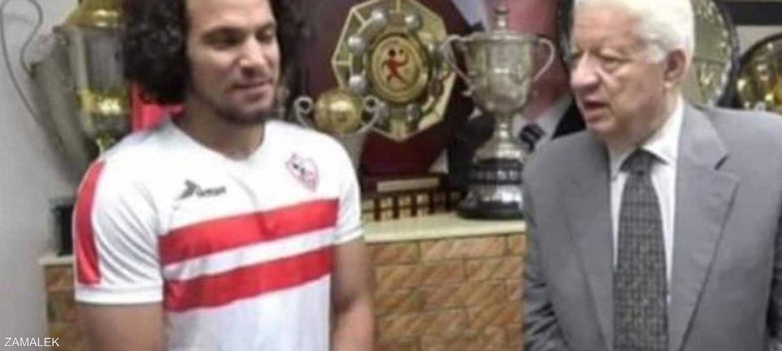 مرتضى منصور إلى جانب اللاعب عمر السيسي