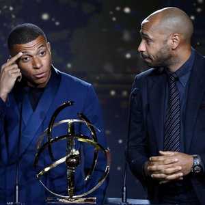 هنري (يمين) هاجم مبابي