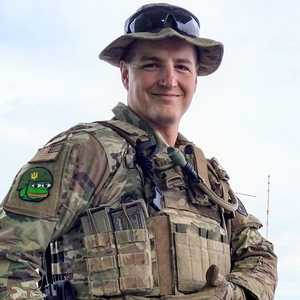 دين سافر إلى أوكرانيا في أبريل الماضي