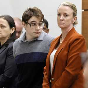 نيكولاس كروز خلال المحاكمة إلى جانب محاميته