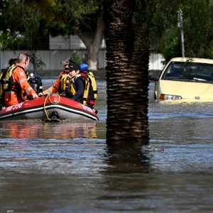 القوارب في الشوارع إلى جانب السيارات