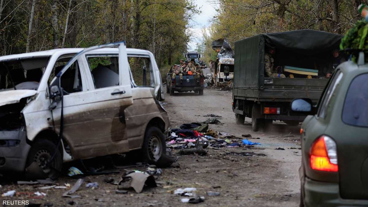 الجيش الأوكراني يمر من منطقة بعد هجوم روسي