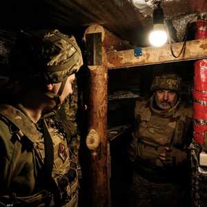 عناصر الجيش الأوكراني تستعد لاستقبال أسلحة جديدة