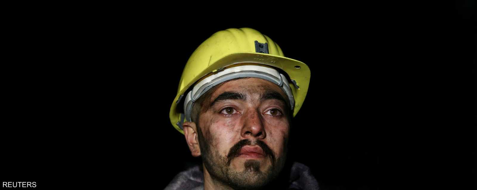 الوجوم على وجه أحد عمال المنجم بعد خروجه سالما