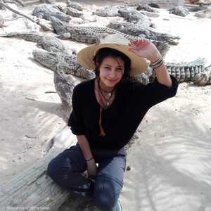 توثق علاقة الألفة بينها وبين الثعابين والتماسيح