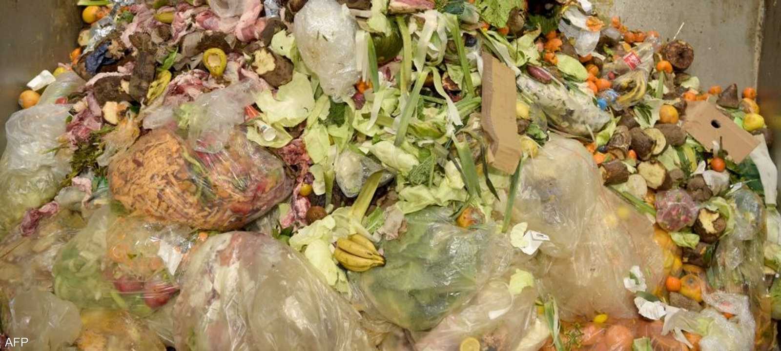 أرشيفية.. يتم رمي كميات كبيرة من الطعام في حاويات القمامة
