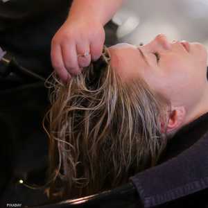 الدراسة حذرت من خطورة مواد تمليس الشعر..أرشيفية