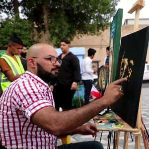 فنان عراقي يرسم للوحات بأسلوب غير مألوف