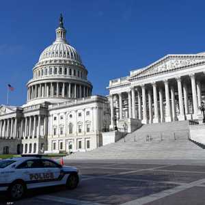 دورية شرطة أمام مبنى الكابيتول