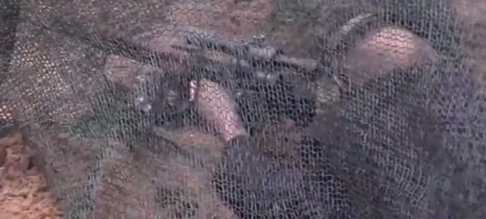 بوتن يجرب بندقية قنص في مركز تدريب ميداني