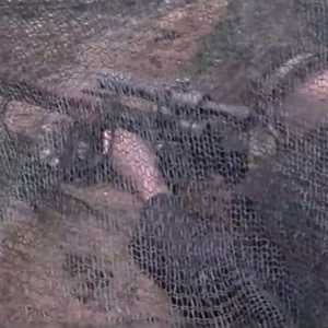 بوتن يجرب بندقية قنص في مركز تدريب ميداني