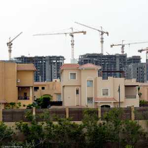 مدينة الشيخ زايد مع موقع إنشاء مباني جديدة في مصر