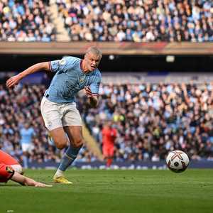 هالاند في طريقه لتسجيل الهدف الأول