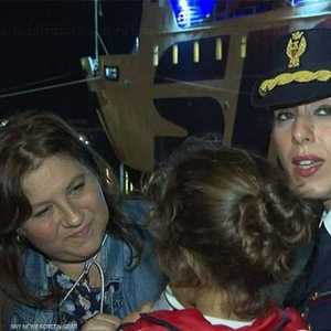 الطفلة مع السلطات