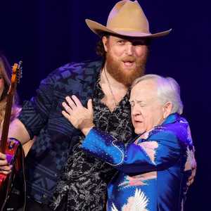 ليسلي جوردان (يمين)