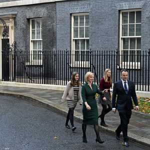 ليز تراس تغادر 10 داونينغ ستريت برفقة عائلتها.