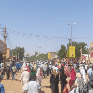 رفع المحتجون شعارات تطالب بعودة العسكر إلى ثكناتهم