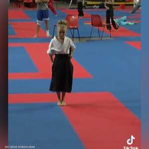 استعراض لطفلة بالسيف