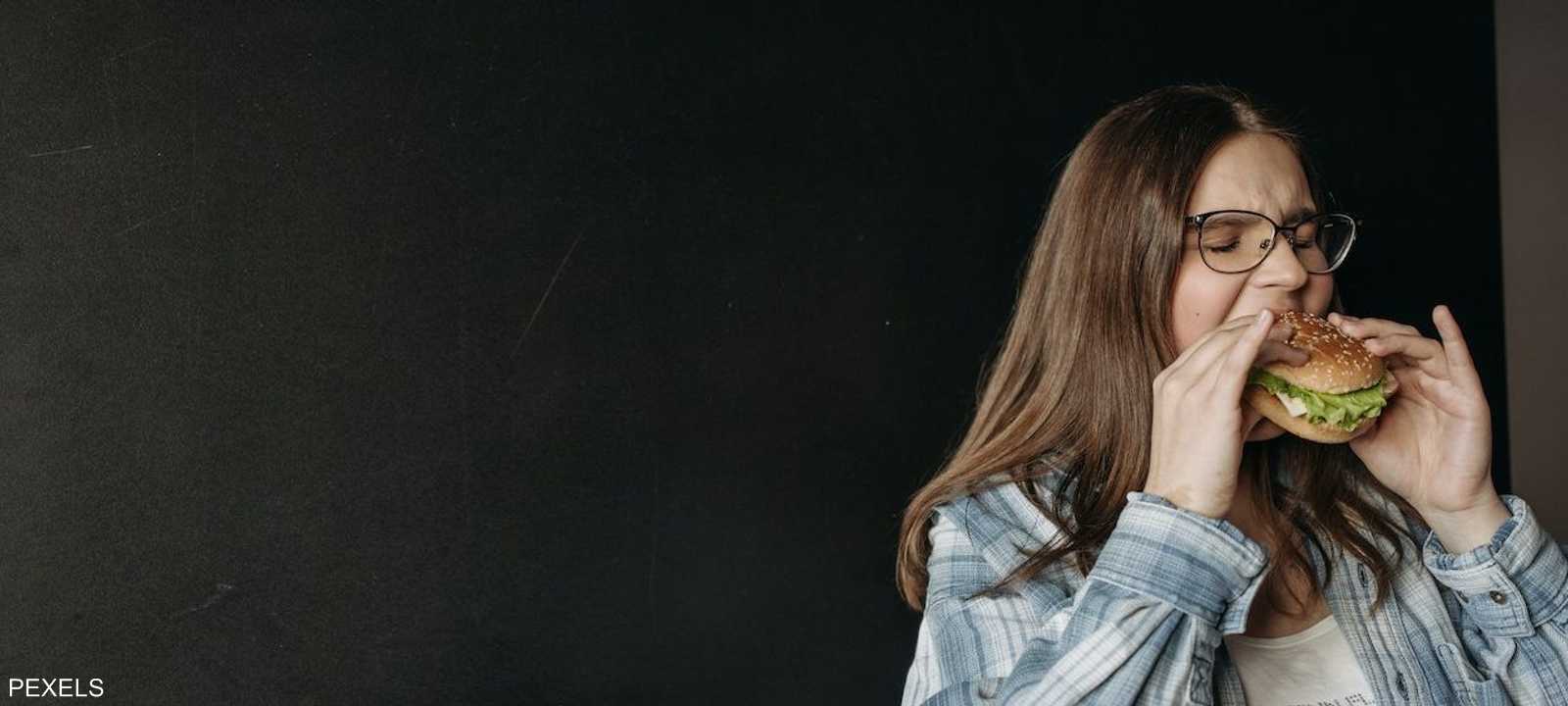 الطعام غير الصحي مهرب من القلق والملل