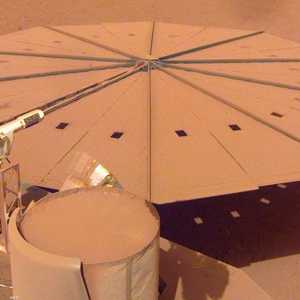 الغبار يتراكم على الألواح الشمسية للمركبة "إنسايت"