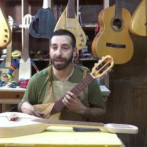 موسيقي فلسطيني يبتكر آلة تمزج بين الإيقاعات الغربية والشرقية