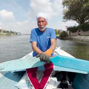 عائلة مصرية واحدة تتكاتف لتنظيف مياه النيل