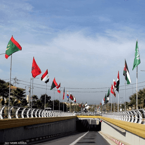 أعلام الدول العربية المشاركة بالقمة في شوارع الجزائر