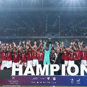 لحظة تتويج الأهلي بكأس السوبر