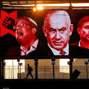 لوحة إعلانية لحملة انتخابية لحزب الوحدة الوطنية على جسر في ر