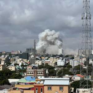الدخان يتصاعد في سماء مقديشو بعد الانفجارين المتزامنين