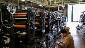 اليابان - عامل يفحص الآلات في مصنع في هيغاشيوزاكا