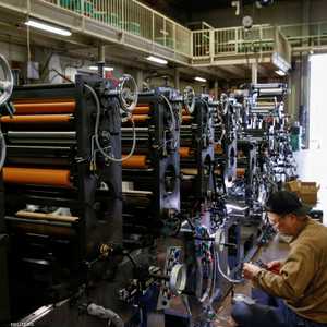 اليابان - عامل يفحص الآلات في مصنع في هيغاشيوزاكا