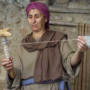 فلسطينيات يعرضن منتجاتهن اليدوية التراثية داخل كهف