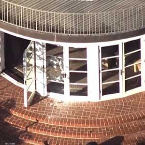 المهاجم اقتحم المنزل وكسر بابه