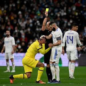 كريم بنزيمة أثناء حصوله على بطاقة صفراء "نادرة"