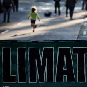 لافتة احتجاج خارج مقر بلاك روك قبل مؤتمر كوب26 في كاليفورنيا