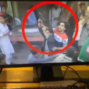 لحظة القبض على مطلق النار على عمران خان