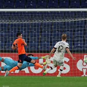 باشاك شهير فاز على هارتس الاسكتلندي