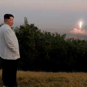 كيم جونغ أون يشرف على إطلاق صاروخ باليستي