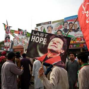 عمران خان يطمئن أنصاره بعد محاولة اغتياله