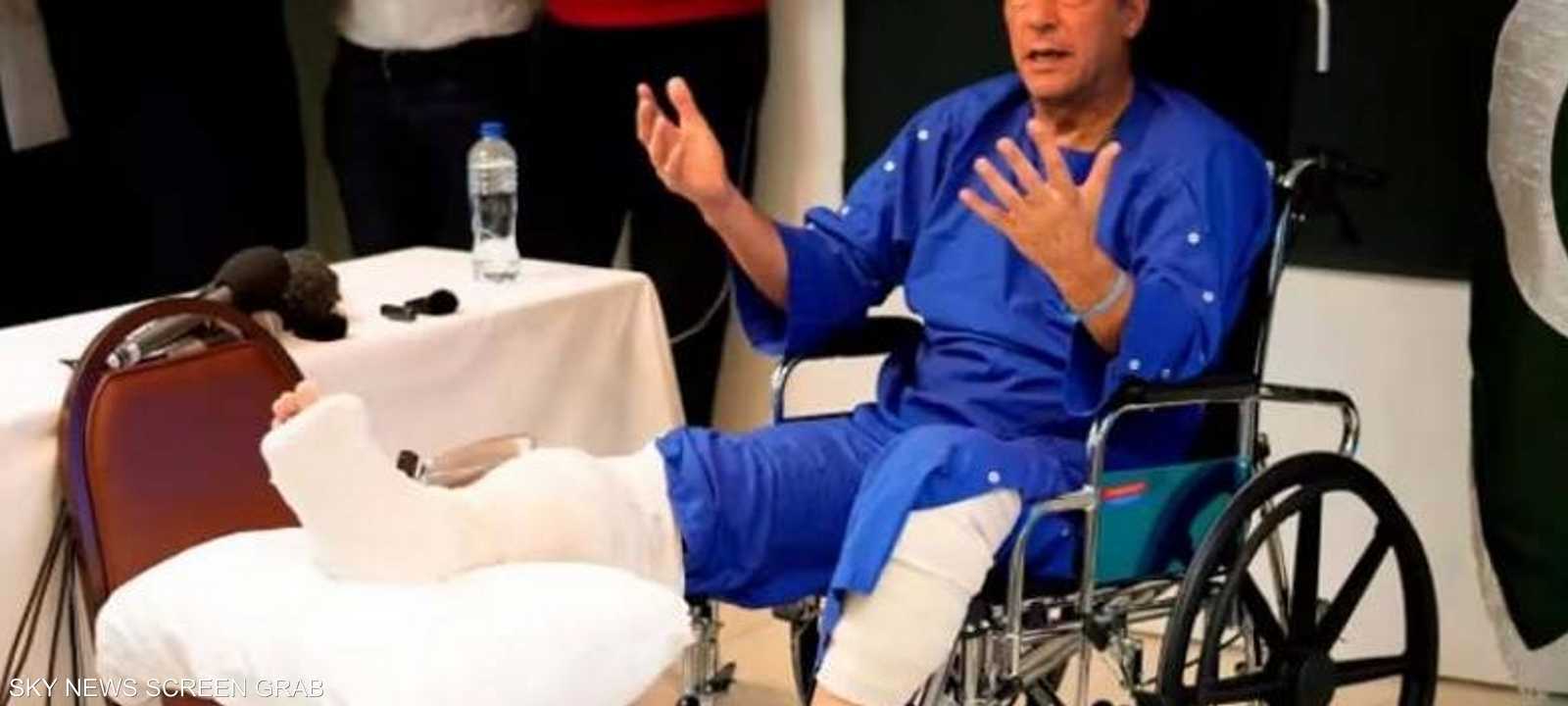 عمران خان أصيب بكسر في قصبة الساق جراء شظايا