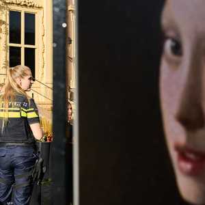 حراسة أمنية خارج متحف موريتشويس في لاهاي