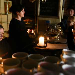 سكان كييف يعانون من انقطاع الكهرباء جراء قصف البنية التحتية