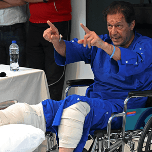 عمران خان يطمئن أنصاره بعد محاولة اغتياله