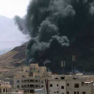 انفجارات بمستودع للأسلحة بعد إصابته بقذيفة - أرشيفية