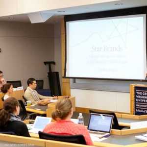 صلاح حسن أكاديمي في جامعة جورج واشنطن